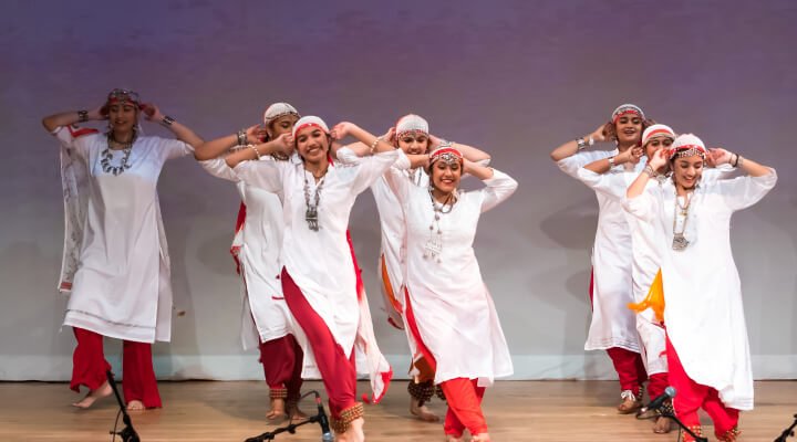 Dancers in formation during the Rouf performace.